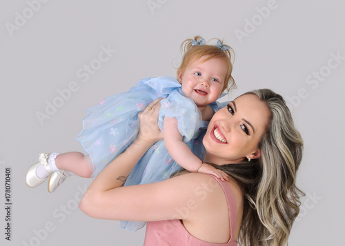 mae com filha bebe menina adoravel  
