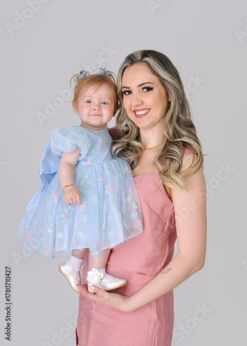 mae com filha bebe menina adoravel  
