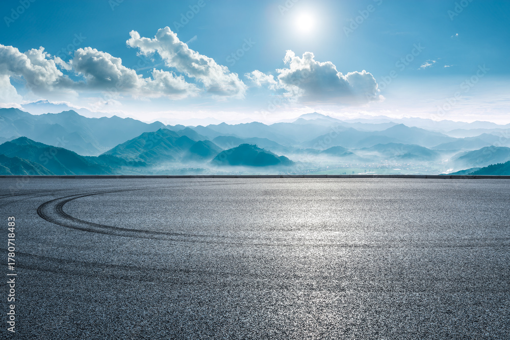 Obraz premium Empty asphalt road with green mountain range natural landscape in the morning