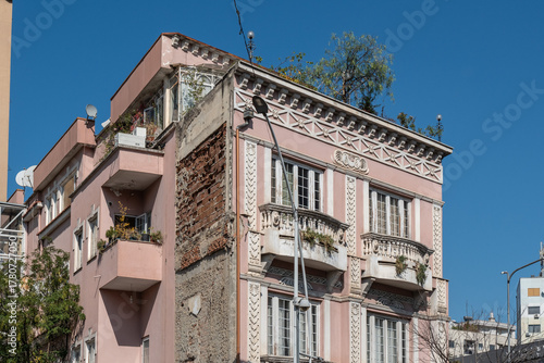Wallpaper Mural Verzierte Fassade eines rosa Altbaus mit Balkon im Sonnenlicht, Tirana, Albanien Torontodigital.ca