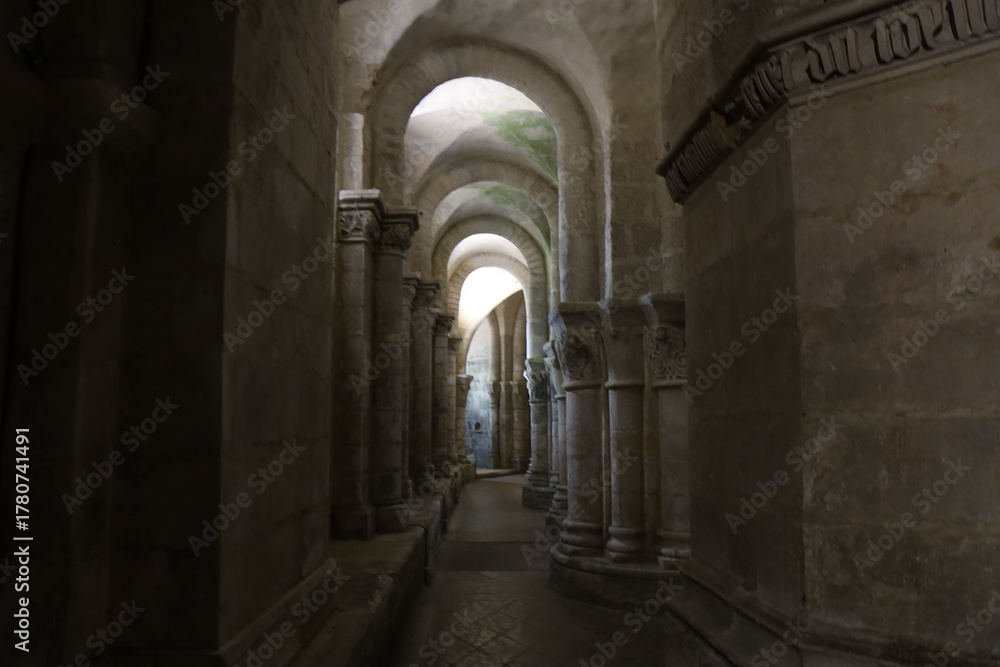 Obraz premium Crypte romane de la basilique Saint Eutrope, ville de Saintes, département de la Charente Maritime, France