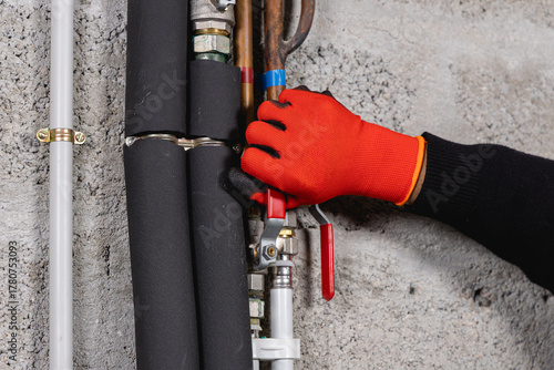 Wallpaper Mural Une vanne d'eau en train d'être fermée. Torontodigital.ca