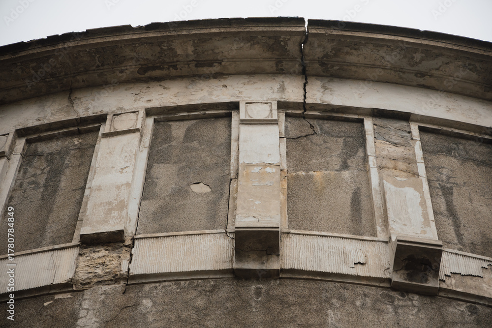 Obraz premium Abandoned Soviet water tower — old industrial architecture of the 20th century