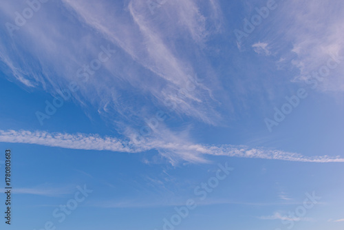 途切れる飛行機雲