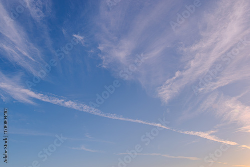 飛行機雲と夕空