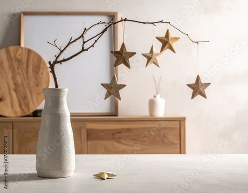 星形オーナメントと白い花瓶のミニマルなクリスマスデコレーション　Minimalist Christmas Decoration with Gold Star Ornaments and White Vase