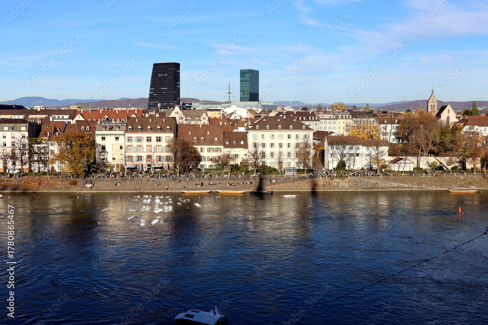 Naklejka premium Das Rheinufer in Kleinbasel im Herbst