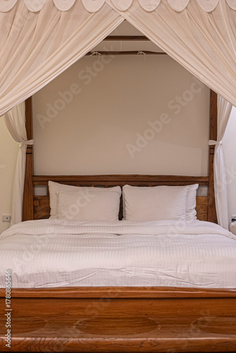 Fotografie canopy bed with white curtains