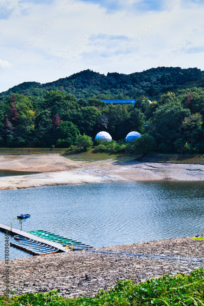 Fototapeta premium 愛知県犬山市の入鹿池に浮かぶワカサギ釣りのボート