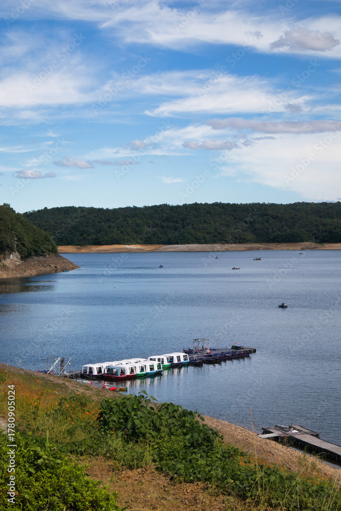 Fototapeta premium 愛知県犬山市の入鹿池に浮かぶワカサギ釣りのボート