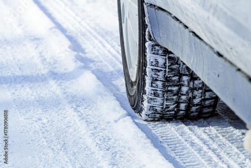 冬道のドライブ スタッドレスタイヤのイメージ 北海道札幌市