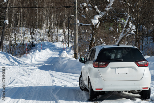 積雪路面を走る車 スタッドレスタイヤのイメージ 北海道旭川市