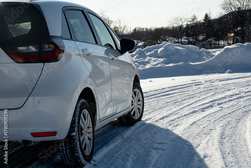 積雪路面を走る車 スタッドレスタイヤのイメージ 北海道旭川市