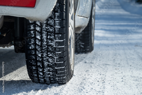 積雪路面を走る車 スタッドレスタイヤのイメージ 北海道旭川市