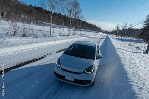 雪道を走る車 北海道