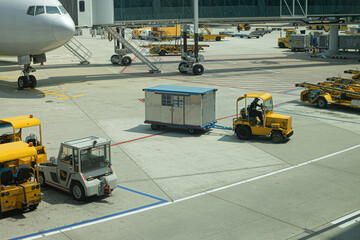 Fotobehang Voertuigen Vliegtuigsleepvoertuigen op platform luchthaven  © bong