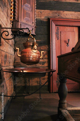 chaudron antique et mobilier  dans le 