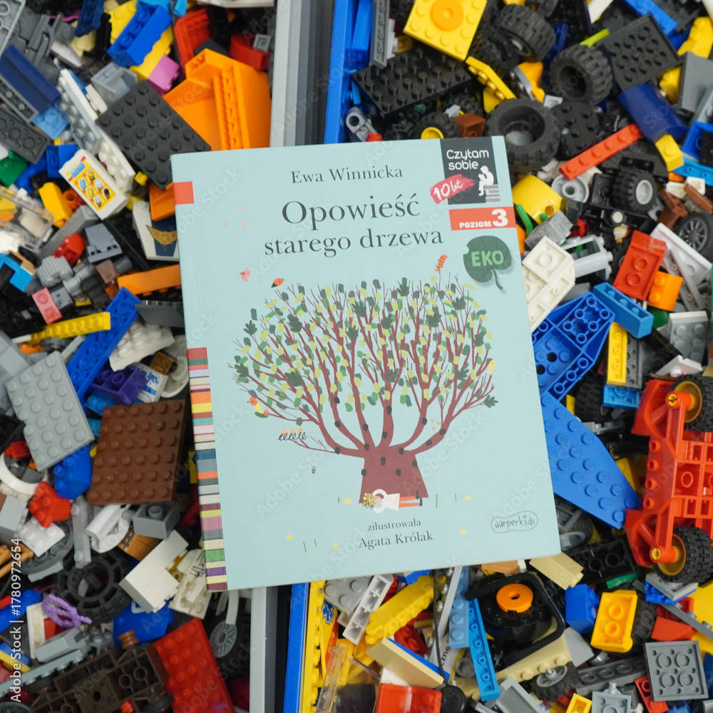 Obraz premium Children's book about an old tree on a colorful background of toy blocks