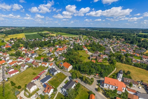 Blick über die Ortschaft Obergriesbach im Paartal zwischen Dasing und Aichach in Bayerisch-Schwaben