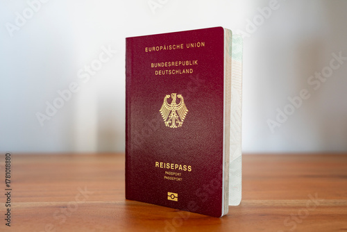 Neuer Deutscher Reisepass, Pass, Ausweis Deutschland - wichtiges Dokument für Urlaub und Einreise im Ausland