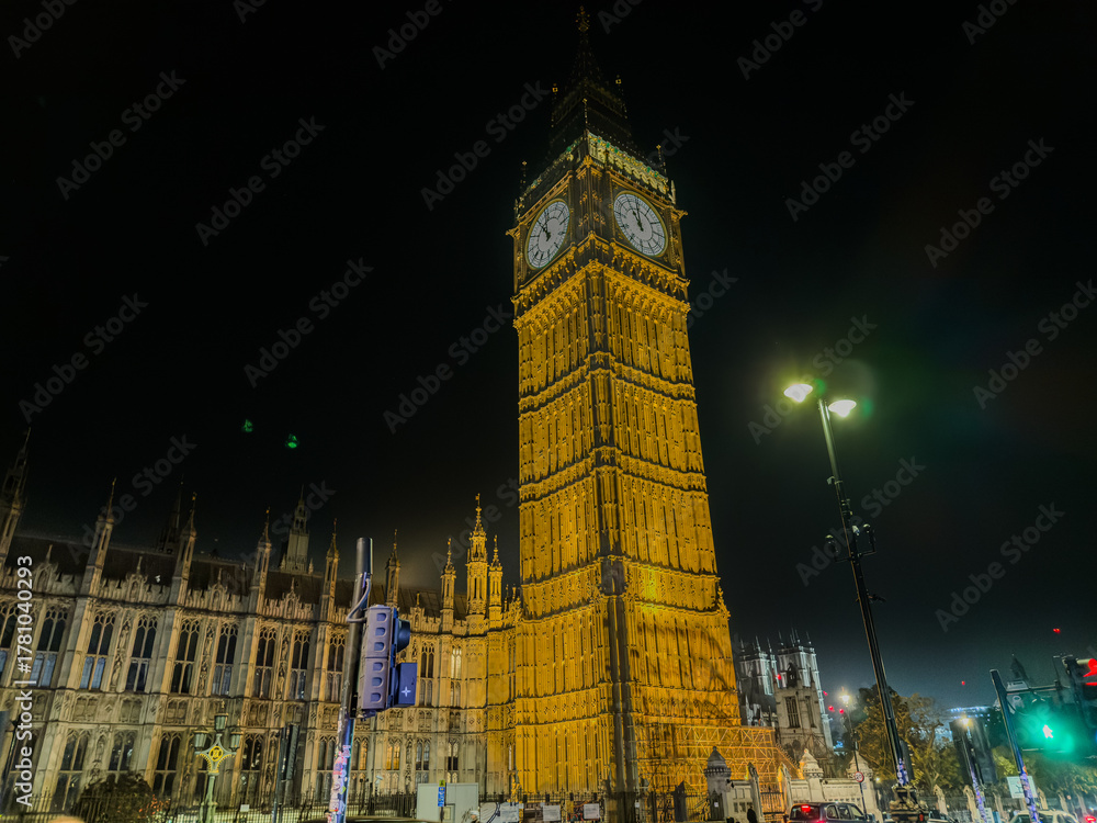 Fototapeta premium Beautiful night an Sunset view of Big Ben and the Houses of Parliament in London, illuminated over the River Thames with city lights reflecting on the water. UK