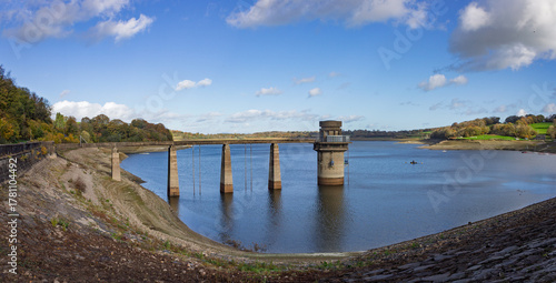 Konstfotografi Very low water levels expose the depth of the dam's embankment, concrete piers a