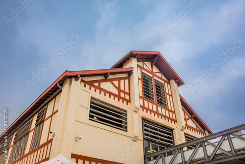 Fototapeta Naklejka Na Ścianę i Meble -  Dans les rues de Biarritz au pays Basque en France
