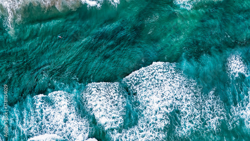 Valokuva Aerial nature top down ocean waves on the beach southern Del Mar San Diego Calif