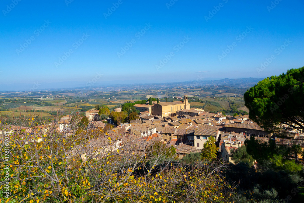 Obraz premium Panoramic view of San Gimignano and Tuscan countryside