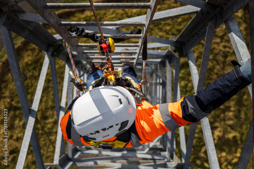 Fotografia Construction worker at height performing working at height, first aid training a