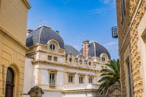 Fototapeta Naklejka Na Ścianę i Meble -  Dans les rues de Biarritz au pays Basque en France