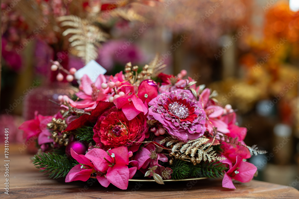 Obraz premium Pink and Gold Holiday Floral Centerpiece on Evergreen Base