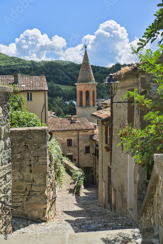 Foto Town square in Sant'Agata Feltria, Italy, with historic buildings and the dramatic Rocca Fregoso fortress
