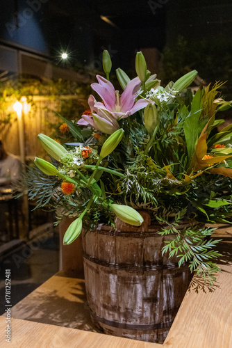 Cuadro en lienzo Rustic Flower Arrangement in Wooden Bucket