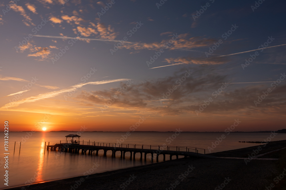 Fototapeta premium Brücke im Sonnenaufgang
