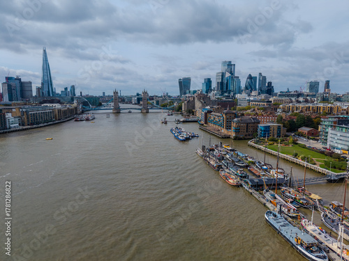 Εκτύπωση καμβά Stunning aerial view of Tower Bridge in London, spanning the River Thames with the city skyline in the background — blending historic architecture and modern urban beauty