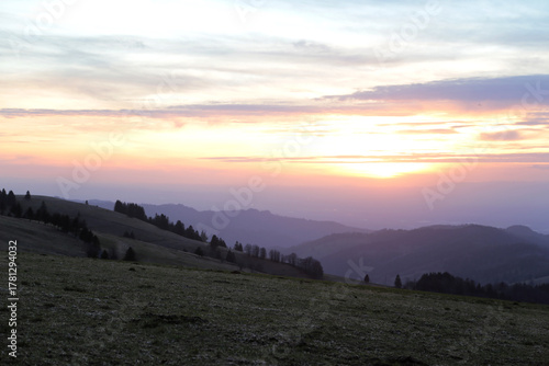 Sonnenuntergang im Schwarzwald mit blick auf die Vogesen in Frankreich