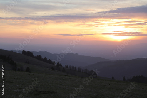 Sonnenuntergang im Schwarzwald mit blick auf die Vogesen in Frankreich