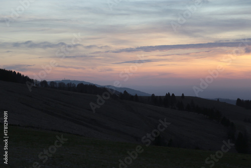 Sonnenuntergang im Schwarzwald mit blick auf die Vogesen in Frankreich