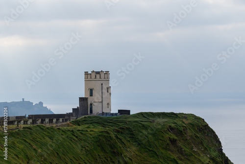 Foto O'Brien's Tower on the Cliffs of Moher in Lislorkan North,  Clare, Ireland