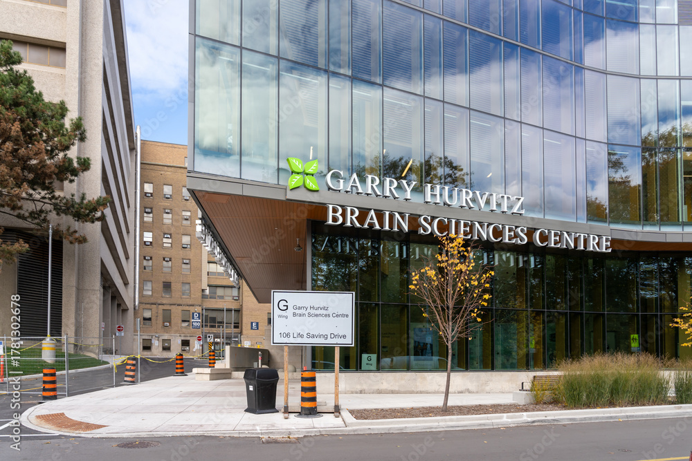 Obraz premium Toronto, ON, Canada - November 6, 2025: Garry Hurvitz Brain Sciences Building at Sunnybrook Health Sciences Centre in Toronto, Canada.