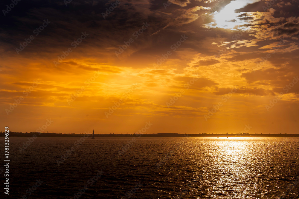 Obraz premium Sunset Over Charleston Harbor