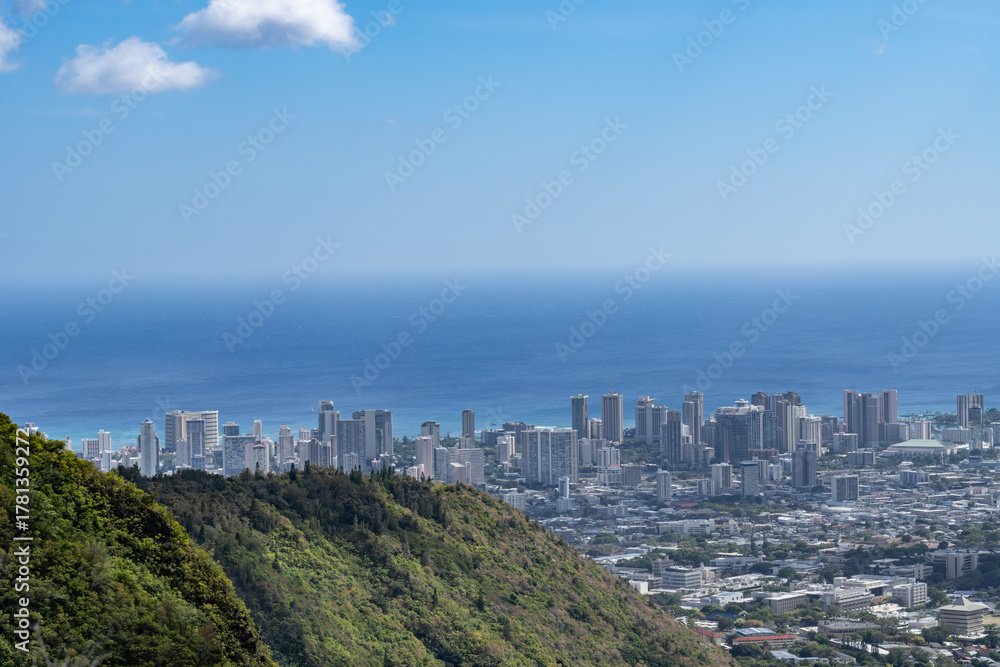 Obraz premium Waʻahila Ridge Trail, Honolulu, Oahu, Hawaii. Waikiki Beach is visible in the distance. Koʻolau Range, shield volcano. Mānoa Valley is on the right. 