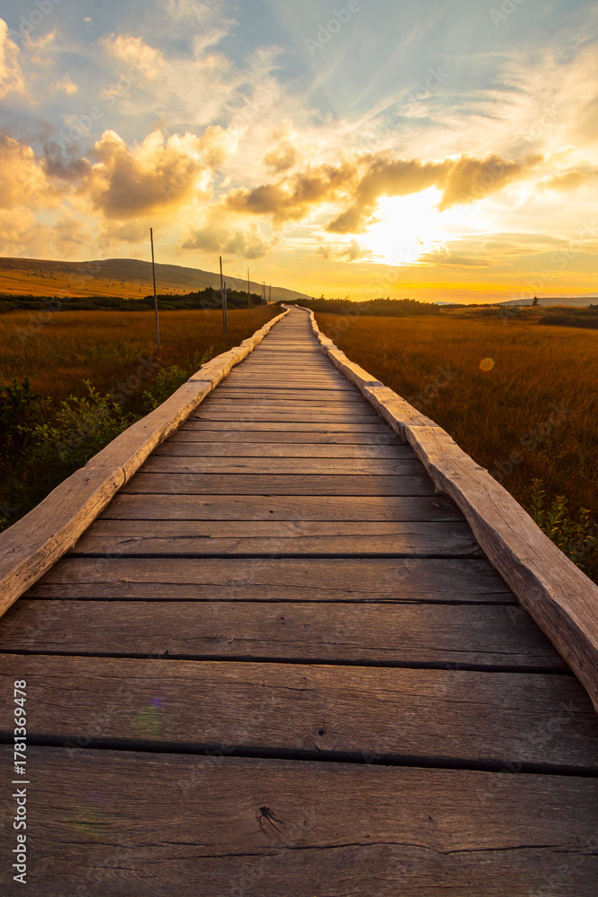 Fototapeta premium Równia pod Śnieżką - na pograniczu Polski i Czech w polskich górach Karkonoszach jesienną porą.