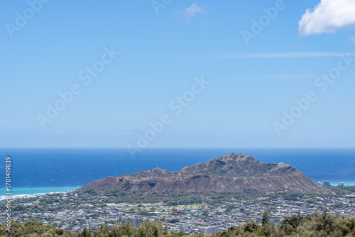 Fototapeta Naklejka Na Ścianę i Meble -  Mauʻumae Ridge Trail (Puʻu Lanipō), Honoululu, Oahu, Hawaii. Koʻolau Range, shield volcano. In the distance is Diamond Head (Lēʻahi) tuff cone (ring).
