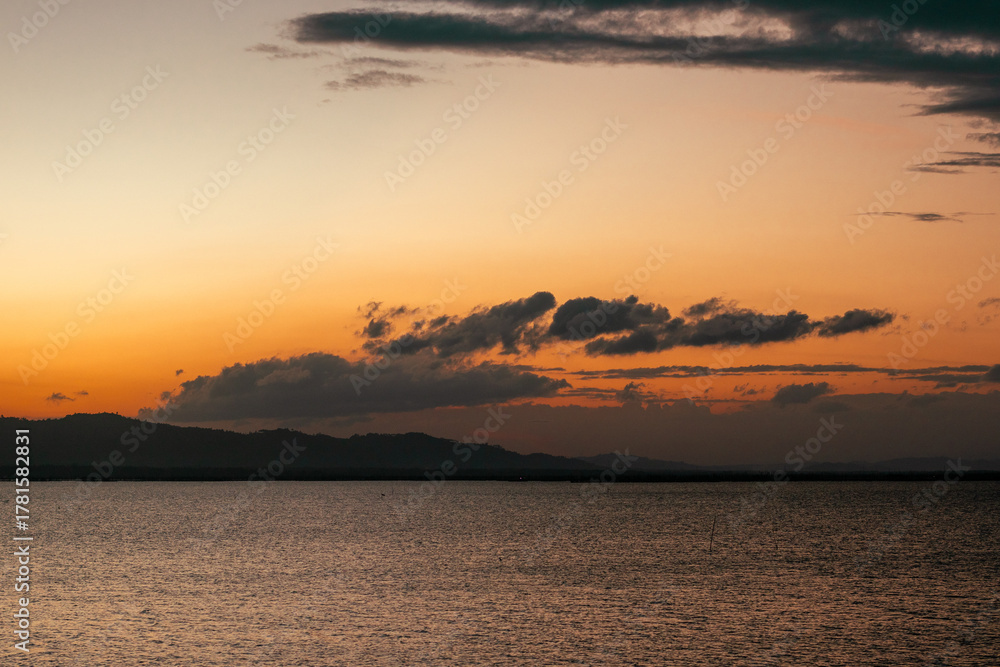 Obraz premium Scenic View of Lake at Sunset