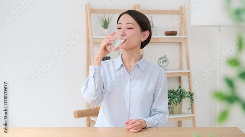水を飲む女性