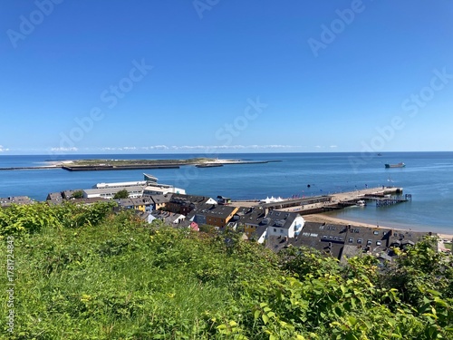 Blick von der Insel Helgoland auf den Hafen und die Insel Düne in der Nordsee