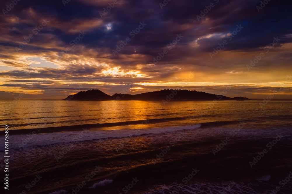 Obraz premium Sunrise and silhouette of Campeche island in Florianopolis. Aerial view.