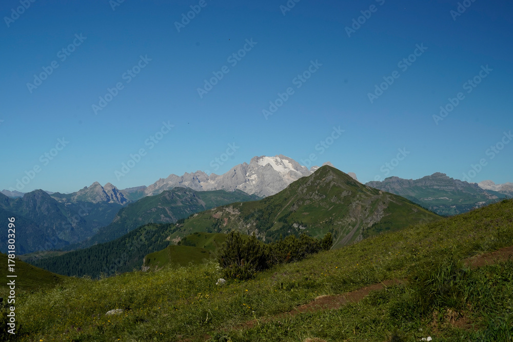 Obraz premium Lo spettacolare scenario panoramico del Passo Giau e Ra Gusela con le Cinque Torri e il gruppo delle Tofane. Dolomiti di San Vito di Cadore, Belluno, Veneto, Italia
